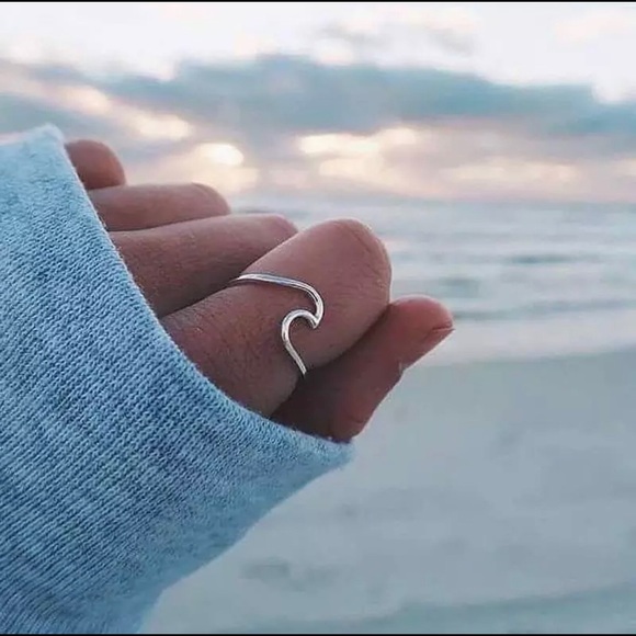 Jewelry - Sterling Silver Wave Ring Size 8
